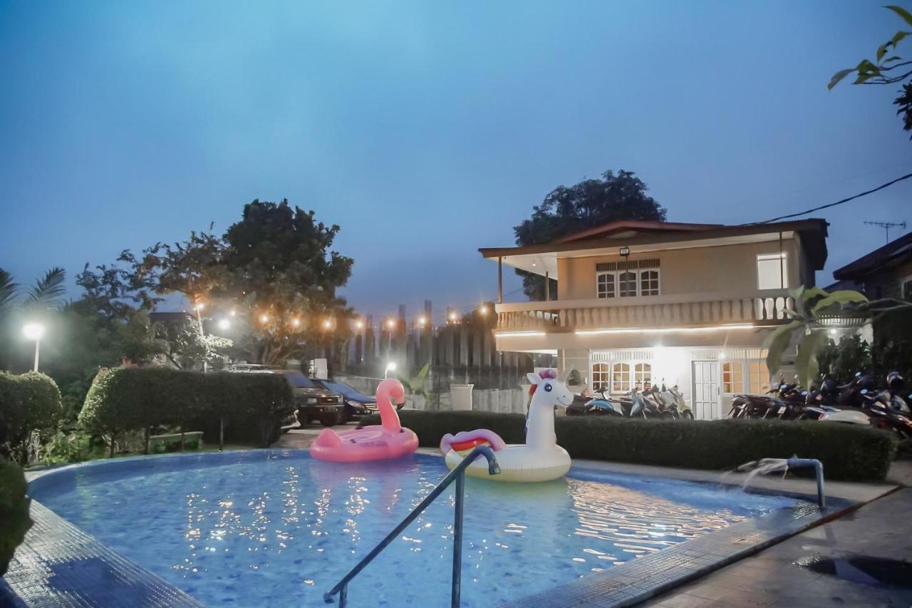 RedDoorz near Taman Safari 2 Otel Bogor Dış mekan fotoğraf