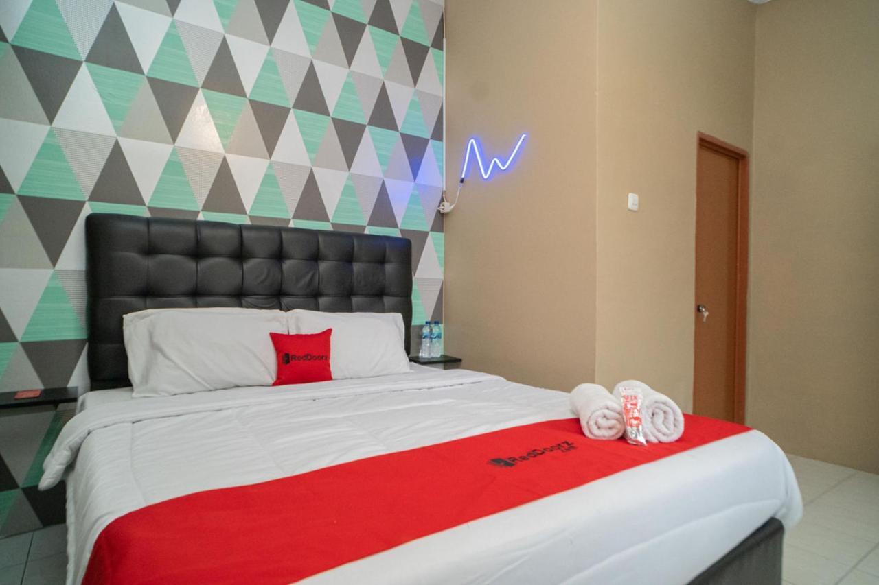 RedDoorz near Taman Safari 2 Otel Bogor Dış mekan fotoğraf