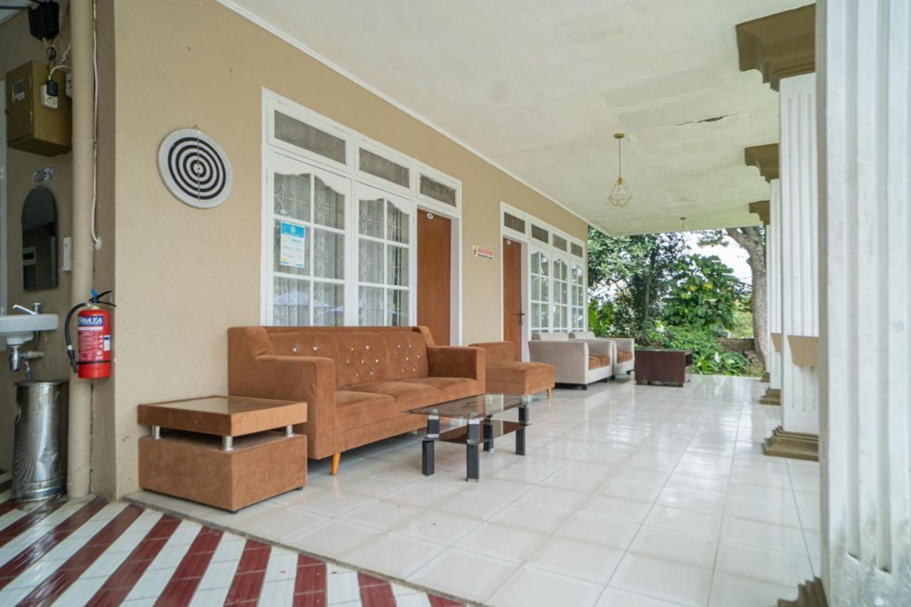 RedDoorz near Taman Safari 2 Otel Bogor Dış mekan fotoğraf