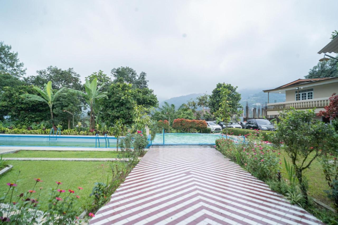 RedDoorz near Taman Safari 2 Otel Bogor Dış mekan fotoğraf